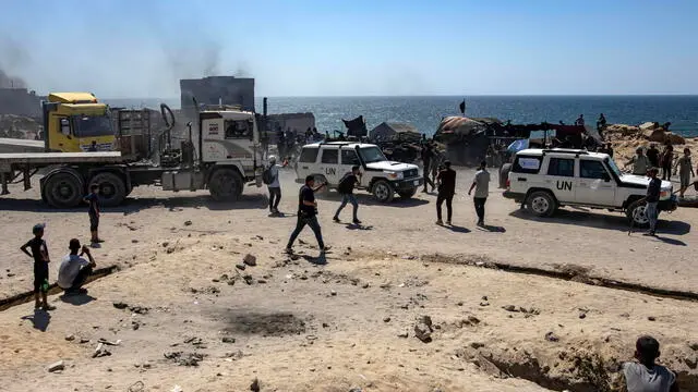 epa12197280 Palestinians from the Palestinian clans in Gaza City secure the entry of empty aid trucks into the Israeli side in the Zikim area west of Beit Lahia, northern Gaza Strip, 25 June 2025. EPA/HAITHAM IMAD