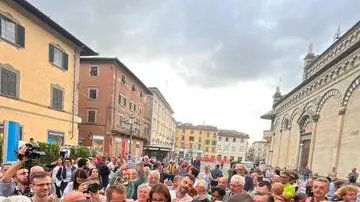 Quando mancano 30 sezioni da scrutinare su 179 la candidata sindaco del centrosinistra Ilaria Bugetti è al 52,48% dei voti, risultato che ne fa la prima sindaca di Prato. Bugetti è da poco arrivata in piazza Duomo a Prato dove si è abbracciata col sindaco uscente Matteo Biffoni e il segretario del Pd di Prato Marco Biagioni oltre a vari sostenitori, 10 giugno 2024. Le è stata donata anche una maglia con scritto Ilaria sindaco di Prato e dietro il numero 52. ANSA /Giorgio Bernardini
