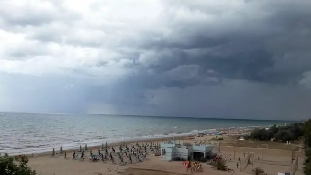 Forti temporali sulla costa teramana, in una immagine del 10 luglio 2014. ANSA/GABRIELE DE RENZIS