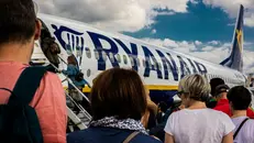 Passeggeri si imbarcano su un volo low cost