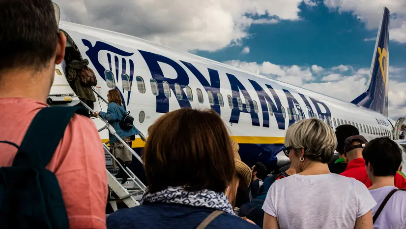 Passeggeri si imbarcano su un volo low cost