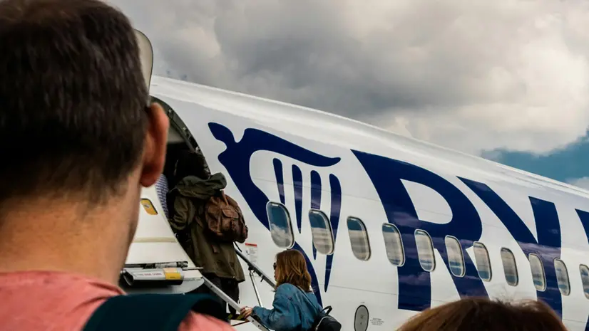 Passeggeri si imbarcano su un volo low cost