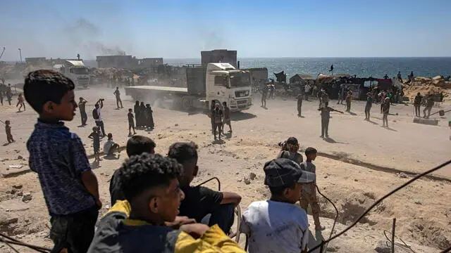 epa12197291 Palestinians from the Palestinian clans in Gaza City secure the entry of empty aid trucks into the Israeli side in the Zikim area west of Beit Lahia, northern Gaza Strip, 25 June 2025. EPA/HAITHAM IMAD