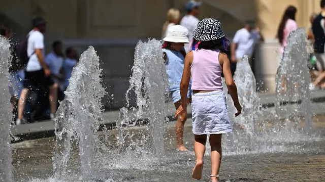 Grande caldo a Genova e grande afa per le alte temperature. Genova, 23 luglio 2024. ANSA/LUCA ZENNARO