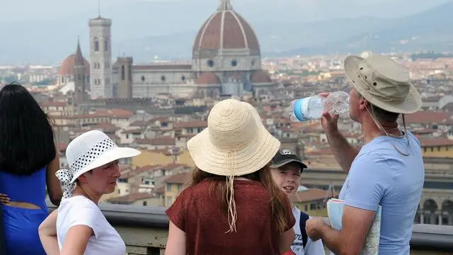 Turisti accaldati a Firenze, 25 luglio 2013. ANSA/CARLO FERRARO