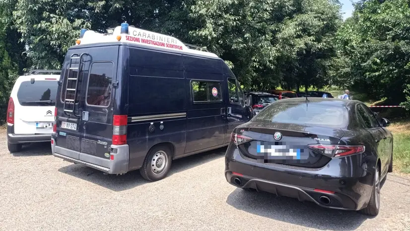 I carabinieri sul luogo del ritrovamento del cadavere - © www.giornaledibrescia.it