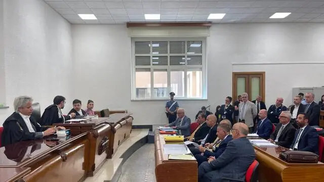 Si dovrà attendere ancora per capire il destino della legislatura in Sardegna targata Alessandra Todde (M5s). Il collegio della prima sezione civile del Tribunale ordinario di Cagliari, presieduto dal giudice Gaetano Savona, si è ritirato in camera di consiglio per decidere sulla decadenza della presidente della Regione: ha tempo sessanta giorni per depositare la sentenza, ma potrebbe pronunciarsi già nei prossimi giorni. I giudici si esprimeranno anche sui ricorsi presentati in opposizione a quello della governatrice (lo stesso collegio di garanzia elettorale della Corte d'appello e due privati cittadini) e a sostegno (diversi consiglieri regionali della maggioranza del campo largo). Nella seconda udienza di questa mattina sono stati ascoltati i brevi interventi degli avvocati di tutte le parti, compreso quello dell'avvocato Riccardo Fercia, che ha parlato nel giudizio dopo la revoca del mandato da parte del collegio di garanzia elettorale regionale, oggi senza difesa, 22 maggio 2025.ANSA/ Marzia Piga