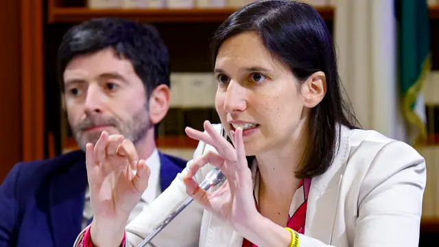 La segretaria del Partito Democratico Elly Schlein durante la presentazione del libro ‘Una democrazia senza popolo’, Roma 16 giugno 2025. ANSA/FABIO FRUSTACI