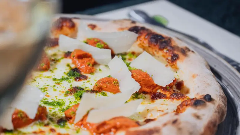 Una delle pizze di La Filiale a L'Albereta - Foto Facebook