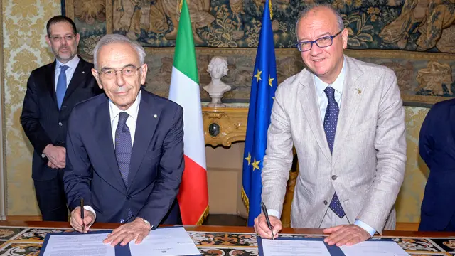 Il presidente della Corte Costituzionale, Giovanni Amoroso (S), con il ministro dell’Istruzione e del Merito, Giuseppe Valditara (D), durante la firma della carta di intenti Viaggio in Italia, la Corte Costituzionale nelle scuole’, Roma, 26 giugno 2025. ANSA/RICCARDO ANTIMIANI