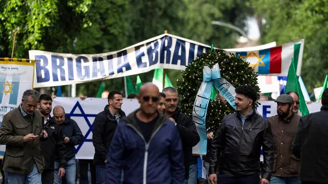 Ricorrenza 25 aprile, cerimonia deposizione corona di fiori in memoria della brigata ebraica a Porta San Paolo. 24 April 2025. ANSA/MASSIMO PERCOSSI