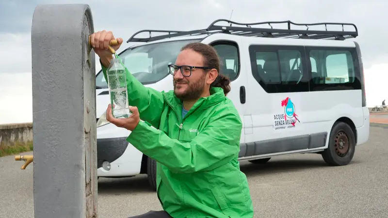 Un momento della raccolta dei campioni d'acqua da parte di Greenpeace - Foto Greenpeace Italia © www.giornaledibrescia.it