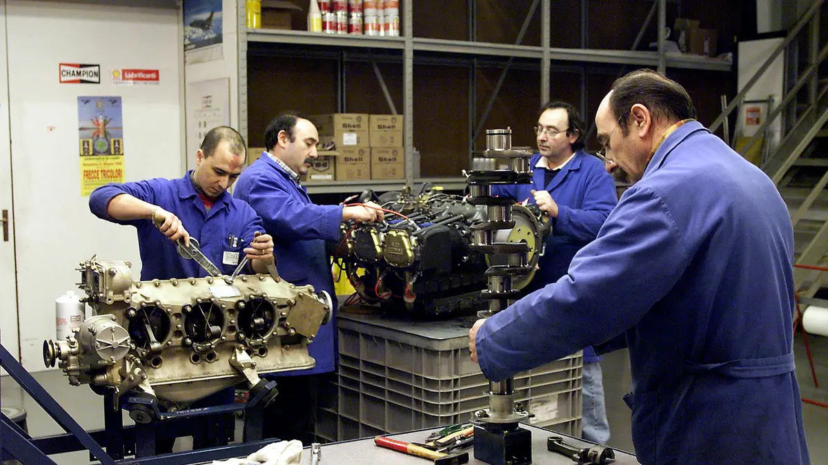 Operai al lavoro in una fabbrica bresciana © www.giornaledibrescia.it