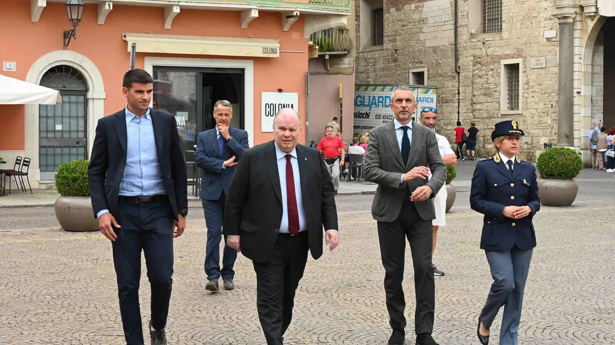 Il questore Sartori, al centro, con alcuni dei funzionari della questura