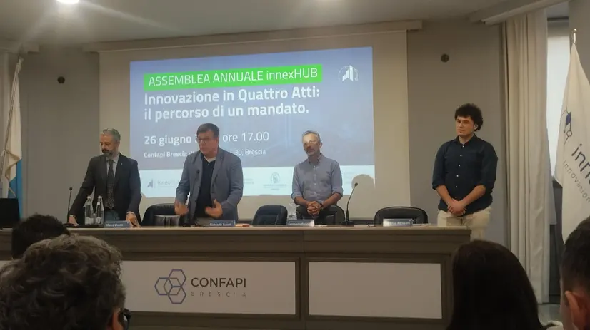 Un momento dell'assemblea - © www.giornaledibrescia.it