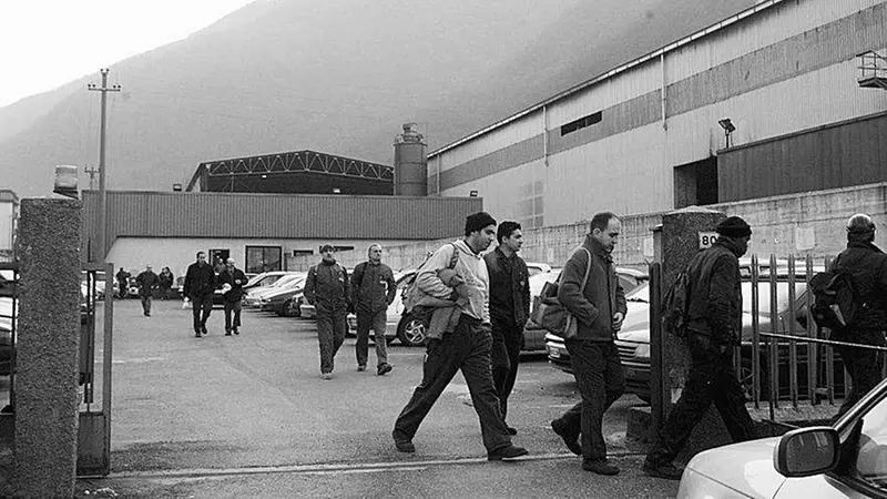 Operai che entrano in fabbrica all'inizio degli anni Duemila © www.giornaledibrescia.it