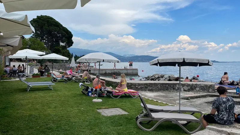 Gardone Riviera, la spiaggia del Lido © www.giornaledibrescia.it