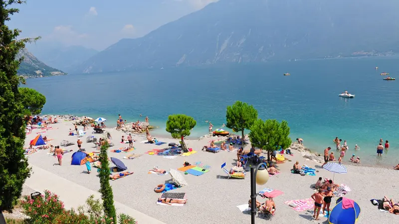 La spiaggia di Limone © www.giornaledibrescia.it