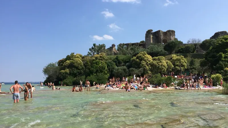 Specchio naturale. La spiaggia Giamaica a Sirmione