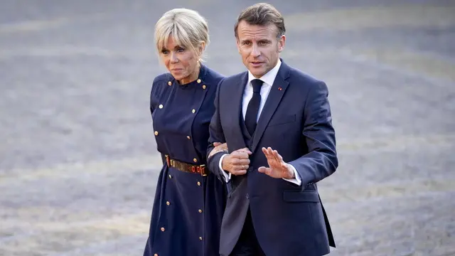 epa12195368 French President Emmanuel Macron (R) arrives with his wife at the Paleis Huis ten Bosch for the dinner with world leaders at the invitation of Dutch King Willem-Alexander and Queen Maxima, in The Hague, The Netherlands, 24 June 2025. The dinner marks the start of the NATO summit in The Hague. The Netherlands hosts the NATO Summit in The Hague on 24 and 25 June, the first such summit to be held in the country. EPA/FREEK VAN DEN BERGH