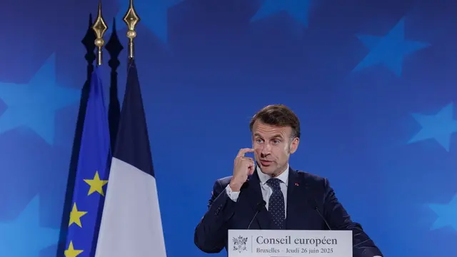 epa12200022 French President Emmanuel Macron attends a press conference during the EU leaders' Summit in Brussels, Belgium, 26 June 2025. EPA/OLIVIER MATTHYS