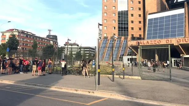 Anarchici davanti al tribunale di Firenze, 22 luglio 2019. Condannati dalla corte di assise di Firenze tre dei quattro anarchici accusati del ferimento dell'artificiere della polizia di Stato Mario Vece, investito dall'esplosione di un ordigno artigianale la notte di Capodanno 2017 a Firenze. ANSA/MARTA PANICUCCI