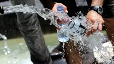 Un uomo riempie due bottigliette d'acqua da una fontanella, oggi 15 luglio 2010 a Roma. Si allarga l'allarme rosso afa per le citta' italiane. Oggi il numero delle citta' in allerta 3 (il massimo) salira' da sei a nove (Bolzano, Brescia, Genova, Firenze, Milano, Perugia, Roma, Torino e Trieste) mentre venerdi' 16 luglio saranno 19 (Bolzano, Bologna, Brescia, Campobasso, Civitavecchia, Firenze, Frosinone, Genova, Latina, Messina, Milano, Perugia, Rieti, Roma, Torino, Trieste, Venezia, Verona e Viterbo). Il picco del caldo e' previsto dalla Protezione Civile tra venerdi' e sabato. Il ministero della Salute ha attivato il numero verde 1500. ANSA/CLAUDIO ONORATI/on