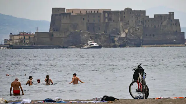 Gente in spiaggia e turisti in giro in bici a Napoli in una giornata caratterizzata da sole e temperatura estiva 15 maggio 2024. ANSA/ CIRO FUSCO