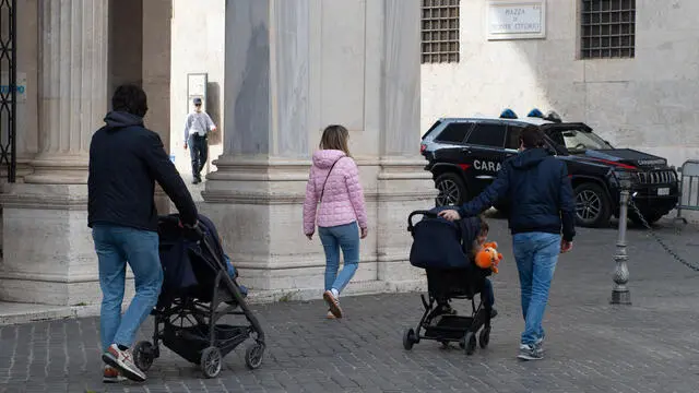 Due papà per le strade di Roma con passeggini. Roma 23/03/2025
