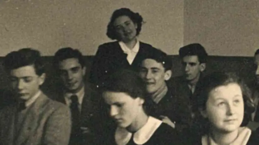 Maria Corti tra i suoi allievi al Ginnasio di Chiari - © www.giornaledibrescia.it