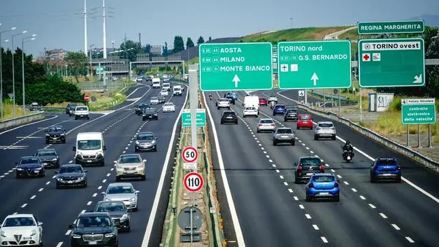 Traffico sulla tangenziale di Torino per il primo esodo estivo. Torino 27 luglio 2024 ANSA/TINO ROMANO