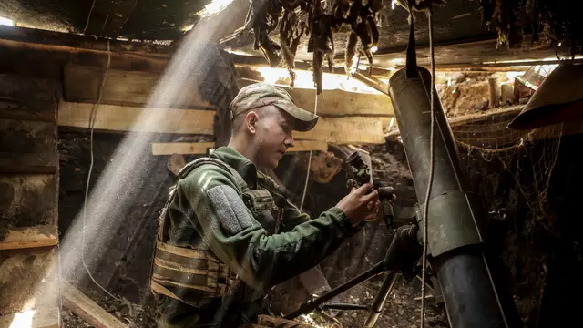 epa12142395 A handout photo made available by the press service of the 24th Mechanized Brigade of Ukrainian Armed Forces, shows a serviceman from the 2nd Rifle Battalion of the 24th Mechanised Brigade named after King Danylo, fires a 120 mm mortar at the outskirts of Chasiv Yar in the Donetsk region , Ukraine, 27 May 2025 (issued 29 May 2025), amid the ongoing Russian invasion. EPA/UKRAINIAN 24 MECHANIZED BRIGADE / HANDOUT 87070HANDOUT EDITORIAL USE ONLY/NO SALES