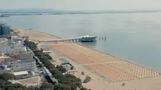 Ombrelloni aperti da Lignano Sabbiadoro a Muggia, passando per Grado, Marina Julia, Sistiana e Trieste, le spiagge del Friuli Venezia Giulia: 40 operatori dei 66 stabilimenti della costa, hanno aperto gli ombrelloni lanciando un messaggio di unione e rivolto a ospiti e turisti: "Vi stiamo aspettando", 14 maggio 2021. ANSA/ UFFICIO STAMPA ++HO - NO SALES EDITORIAL USE ONLY++