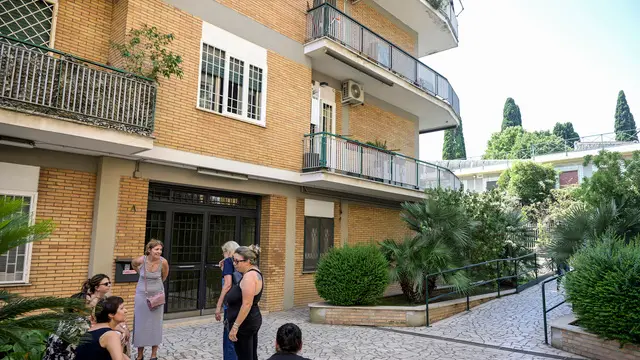 Presidio contro l’allontanamento da parte delle Forze dell’Ordine e dei Servizi Sociali di una bambina di 5 anni a Roma, 27 giugno 2025. ANSA/RICCARDO ANTIMIANI