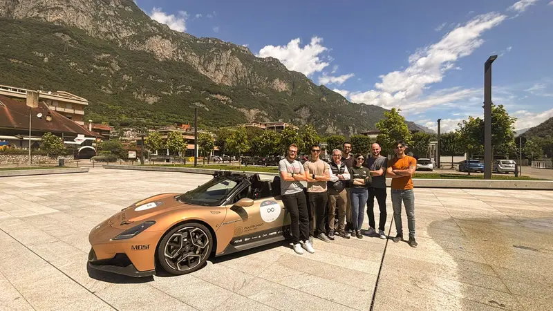 Il team del Politecnico con la Maserati Cielo - © www.giornaledibrescia.it