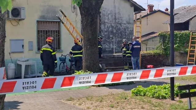 Vigili del fuoco a Tromello, piccolo comune della Lomellina, in provincia di Pavia, nell'ambito delle indagini sul caso dell'omicidio di Chiara Poggi, 14 maggio 2025. ANSA/ FABRIZIO CASSINELLI