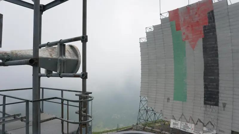 I proprietari dello stabile denunciano atti vandalici, anche sulle antenne - © www.giornaledibrescia.it