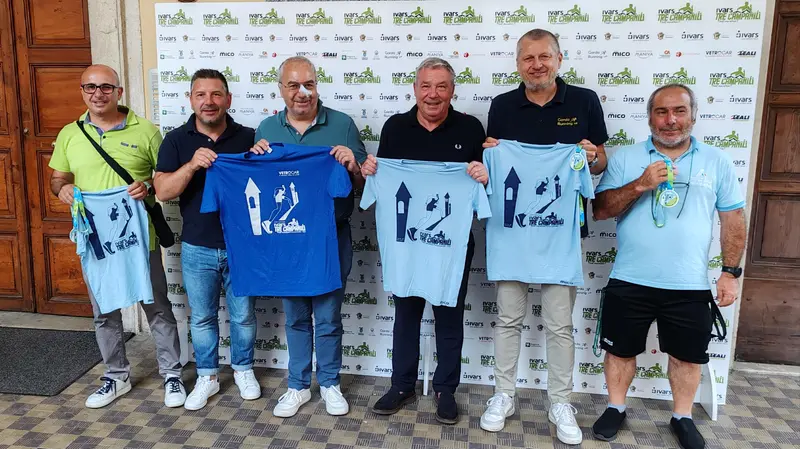 Gli organizzatori con la maglia speciale - © www.giornaledibrescia.it