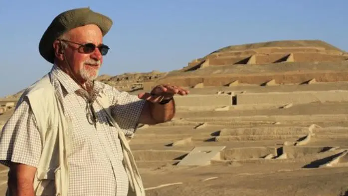 Giuseppe Orefici nel deserto peruviano