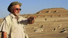 Giuseppe Orefici nel deserto peruviano