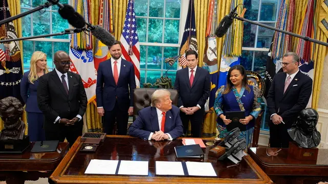 epa12202003 US President Donald Trump (C) speaks during a meeting with Democratic Republic of the Congo Foreign Minister Therese Kayikwamba Wagner (2-R) and Rwandan Foreign Minister Olivier Nduhungirehe (2nd-L) in the Oval Office of the White House in Washington, DC, USA, on 27 June 2025. Also in the meeting, US Vice President JD Vance (C-L) and US Secretary of State Marco Rubio (C-R). Rwanda and the Democratic Republic of Congo will sign an agreement in Washington, on 27 June to put an end to a conflict in the eastern DRC that has killed thousands. EPA/YURI GRIPAS / POOL