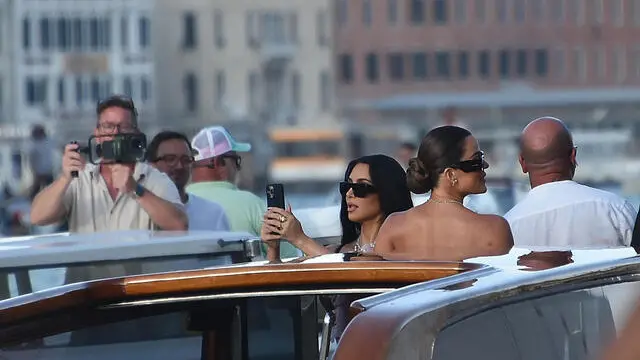 Us influencers Kim Kardashian and Khloé Kardashian embark from the pier of the gritti hotel to reach the island of San Giorgio, where the wedding between the US tycoon Jeff Bezos and the journalist Lauren Sanchez will be celebrated, Venice 27 June 2025. ANSA/ANDREA MEROLA
