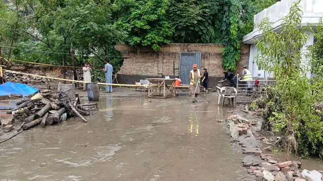 epa11508475 Rescue workers attend the scene after 11 members of a family died in a rain-related incident in Darra Adam Khel, Kohat District, Pakistan, 30 July 2024. According to the Pakistan's emergency service Rescue 1122, eleven members of a family, including women and children, drowned after their house's basement was flooded with rainwater during a heavy downpour in Darra Adam Khel. The victims were trapped while sleeping as the water rose rapidly. This incident happened amid heavy rains that have alleviated a prolonged drought in the Khyber District of Khyber Pakhtunkhwa province, bringing significant rainfall to areas like Khyber Bara, Jamrud, Landi Kotal, and Tirah Valley, and resulting in cooler temperatures in the region. EPA/BASIT GALANI