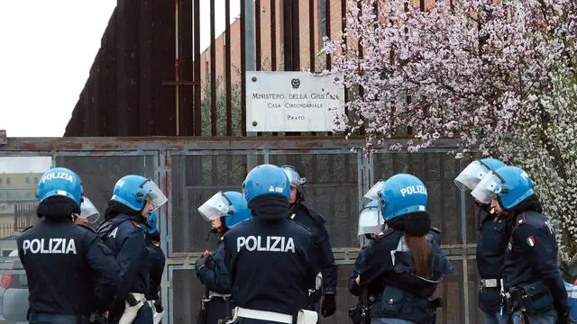 Casa circondariale della Dogaia, polizia in assetto anti sommossa per i disordini avvenuti all’interno del carcere. 9 Marzo 2020 Prato ANSA/CLAUDIO GIOVANNINI