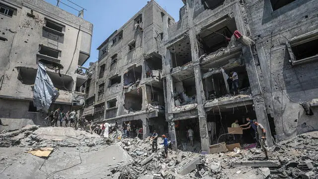 epa12162067 Palestinians search for bodies and survivors among the rubble of a destroyed house following an Israeli airstrike on Al Sabra neighborhood in Gaza City, 07 June 2025. According to the Palestinian Civil Defense in Gaza, at least 15 people were killed and several others were injured after the strike. More than 54,600 Palestinians have been killed in the Gaza Strip, according to the Palestinian Ministry of Health, since Israel launched a military campaign in the strip in response to a cross-border attack led by the Palestinian militant group Hamas on 07 October 2023, in which about 1,200 Israelis were killed and more than 250 taken hostage. EPA/MOHAMMED SABER