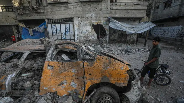 epa12136524 A Palestinian boy stands next to a destroyed car near Al Jerjawi school following Israeli air strike in the Al Daraj neighborhood in Gaza City on 26 May 2025. According to the Palestinian Health Ministry in Gaza over 30 Palestinians were killed in the airstrike in the early hours of the morning. More than 53,900 Palestinians have been killed in the Gaza Strip, according to the Palestinian Ministry of Health, since Israel launched a military campaign in the strip in response to a cross-border attack led by the Palestinian militant group Hamas on 07 October 2023, in which about 1,200 Israelis were killed and more than 250 taken hostage. EPA/MOHAMMED SABER