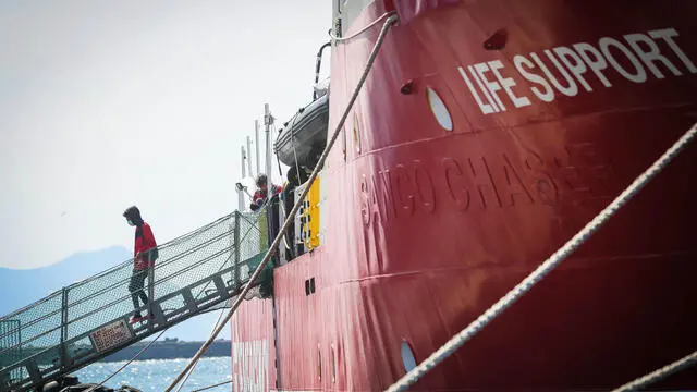 Sbarco migranti nave Life Support di Emergency al porto di Napoli. Napoli 27 Novembre 2024 ANSA / CESARE ABBATE