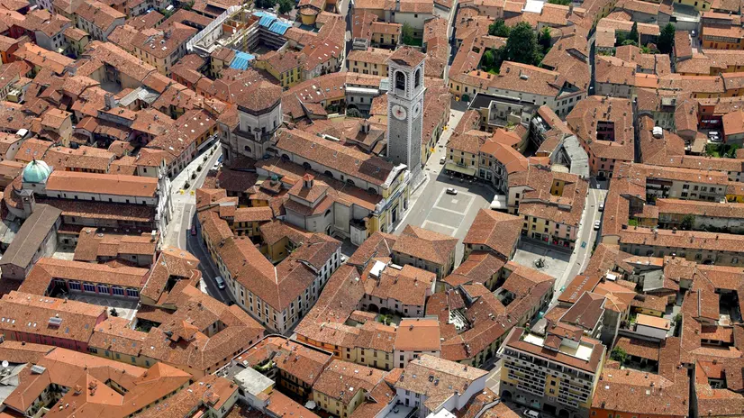 Una veduta aerea del cuore di Chiari: il duomo, la piazza e l'ex municipio - © www.giornaledibrescia.it