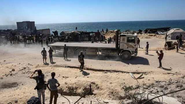 epa12197274 Palestinians from the Palestinian clans in Gaza City secure the entry of empty aid trucks into the Israeli side in the Zikim area west of Beit Lahia, northern Gaza Strip, 25 June 2025. EPA/HAITHAM IMAD