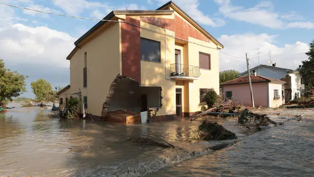 Inondazioni in Emilia-Romagna. Traversara frazione del Comun di Bagnacavallo devastato dalla rottura del fiume Lamone. Foto Fabrizio Zani/Pasquale Bove
